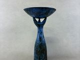 une image d'un vase bleu sur fond blanc