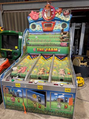 un tracteur miniature et une machine agricole miniature dans un garage