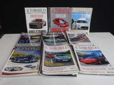beaucoup de magazines posés sur une table