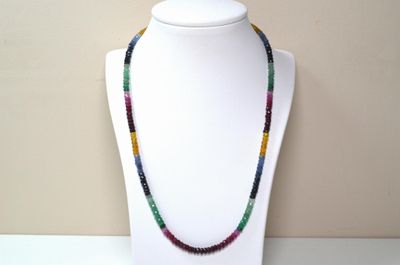 collier de perles multicolores sur un mannequin blanc