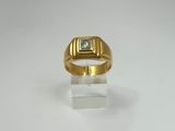 Gros plan sur une bague en or ornée d'un diamant
