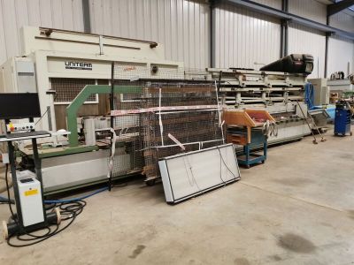 une grande machine qui se trouve dans un entrepôt