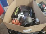 une boîte en carton remplie d'objets hétéroclites dans une pièce