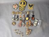 beaucoup de pin's et de badges posés sur une table