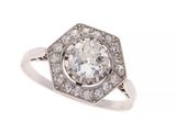 une bague en or blanc et diamants, dont la pierre centrale est entourée de petits diamants