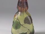 un vase orné d'un motif vert et marron