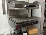une photo d'un grill professionnel dans une cuisine professionnelle
