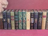 beaucoup de livres alignés sur une table