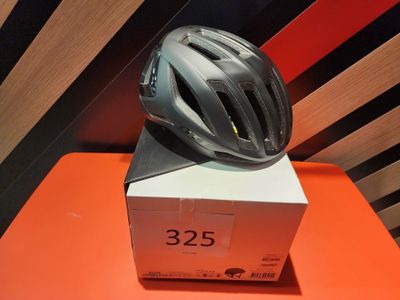 un casque posé sur une boîte