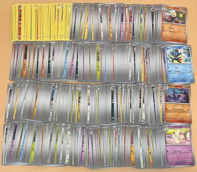 beaucoup de cartes sur la table avec beaucoup d'entre eux