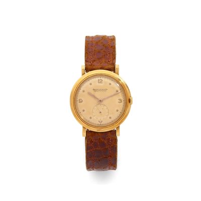 une montre-bracelet en or 18 carats avec un bracelet en cuir marron