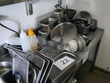 les nombreuses casseroles et poêles qui se trouvent sur la cuisinière