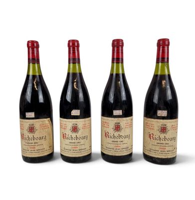 trois bouteilles de vin sont alignées sur une surface blanche