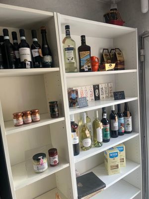 de nombreuses bouteilles de vin sur les étagères de la cuisine