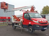 un camion rouge équipé d'une grue à l'arrière
