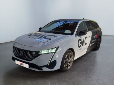 une voiture blanche ornée d'un motif noir et blanc