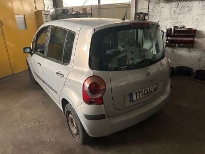 une petite voiture argentée garée dans un garage