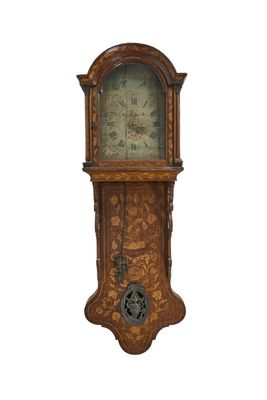 une horloge de parquet sur fond blanc, avec un fond blanc