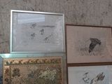 trois tableaux encadrés accrochés au mur d'une salle de bains