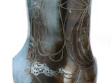 un vase bleu orné d'une image représentant une femme et un oiseau