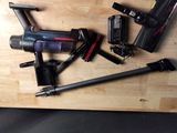 un grand nombre d'outils posés sur une table