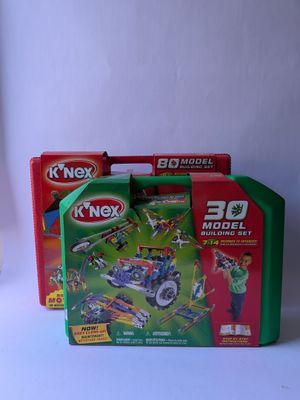 trois boîtes de jouets k ' nex posées sur une table