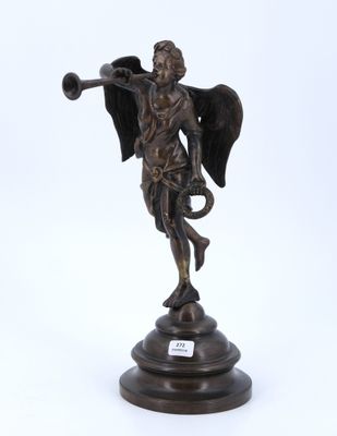une image représentant une statue en bronze d'un ange tenant une trompette