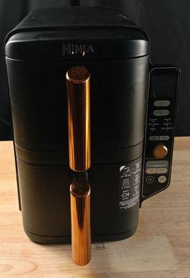 une photo d'une friteuse à air chaud noire et dorée
