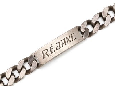 une photo d'un bracelet à maillons sur lequel est gravé un prénom