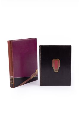 deux livres sont posés l'un à côté de l'autre sur une surface blanche