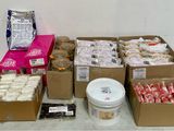 plusieurs boîtes de nourriture posées sur un plan de travail, à côté d'un seau