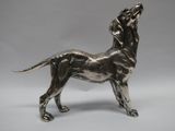 figurine de chien argentée sur fond gris