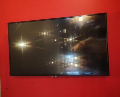 une télévision à écran plat accrochée au mur dans une pièce