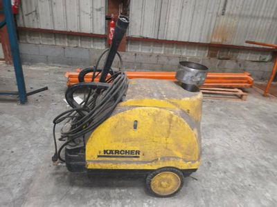 une machine jaune posée sur le sol