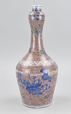 une image représentant un vase bleu et blanc orné d'un oiseau