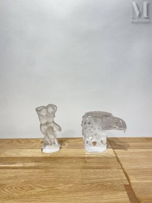deux figurines d'animaux posées sur une table en bois