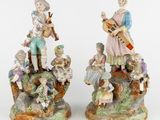 deux figurines représentant des enfants jouant de la musique et jouant d'un instrument