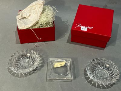 une boîte rouge contenant quelques plats en verre et un morceau de gâteau