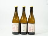 trois bouteilles de vin posées l'une à côté de l'autre sur une table