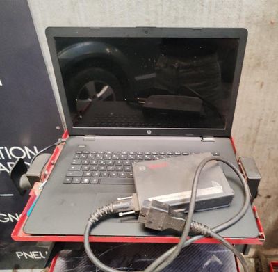 un ordinateur portable posé sur une boîte