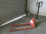 un chariot élévateur garé devant une porte de garage