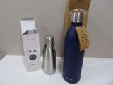 une bouteille d'eau bleue et une bouteille d'eau argentée posées sur une table