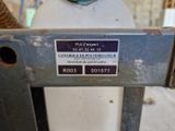 une photo en gros plan d'une machine sur laquelle est apposée une étiquette
