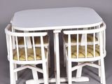 deux chaises et une table avec un plateau blanc