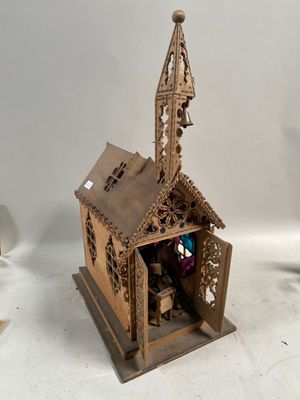 une maquette en bois d'une église avec un clocher