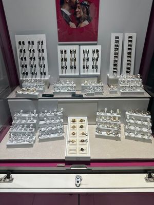 de nombreux types de bijoux exposés dans une vitrine