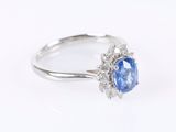 une bague en or blanc sertie d'un saphir bleu et de diamants