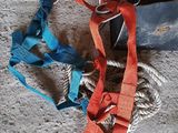 une paire de chaussures attachées à une corde
