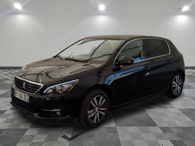 la voiture noire est garée sur un sol en damier dans le garage