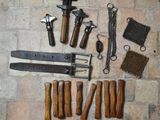 un grand nombre d'outils posés à même le sol